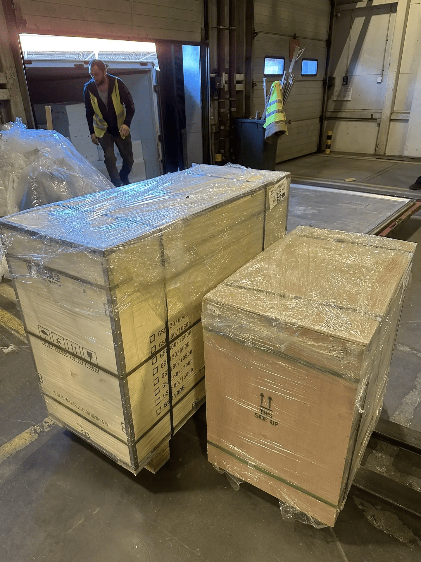 Экспедирование грузов на терминале аэропорта Шереметьево — деревянные ящики на СВХ