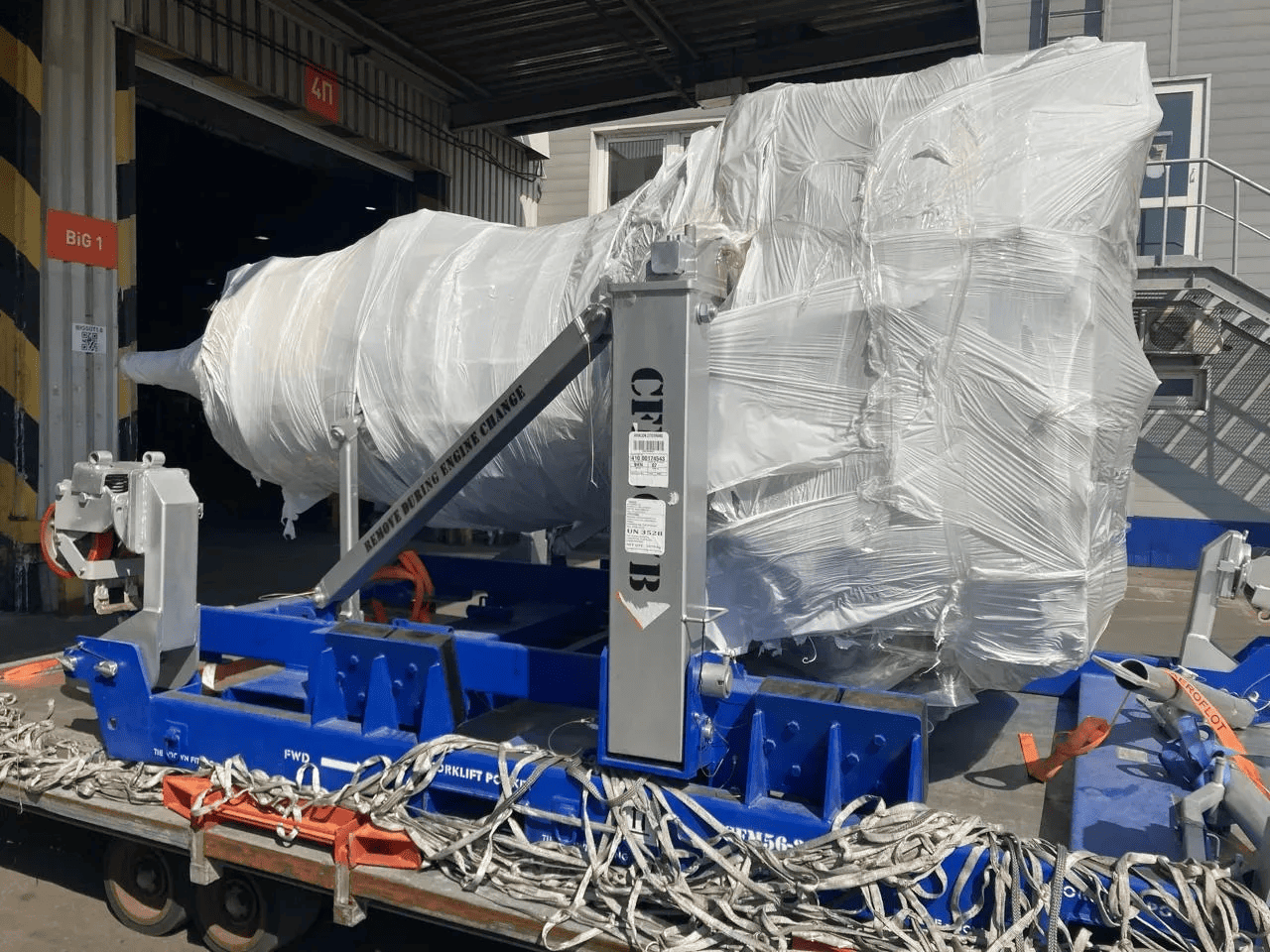 Крупногабаритный груз — промышленное оборудование на авиационном поддоне перед отправкой через SVO