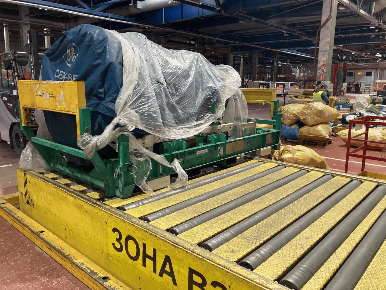 Обработка груза на роликовом конвейере грузового терминала Шереметьево