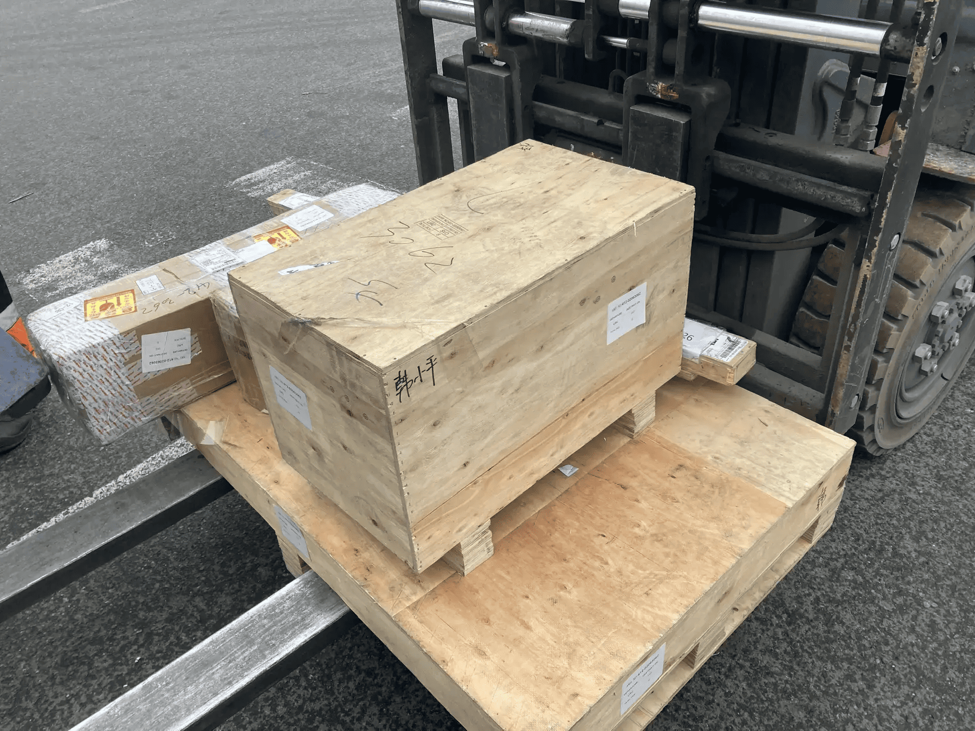 Погрузка деревянных ящиков вилочным погрузчиком при экспедировании в Шереметьево