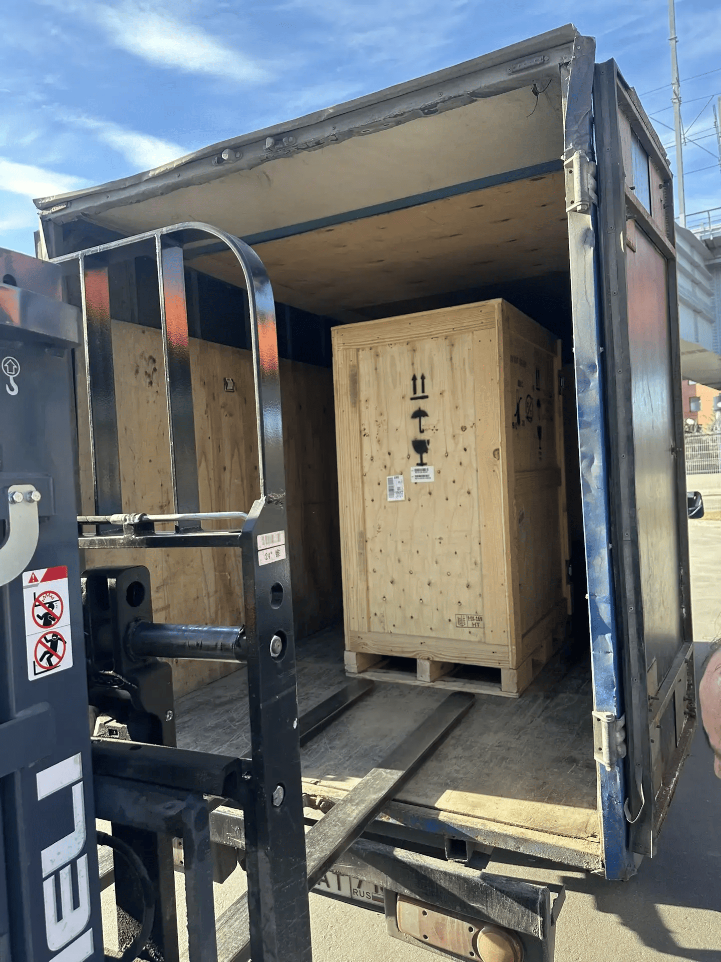 Вывоз груза с терминала Шереметьево — погрузка деревянного ящика в фургон